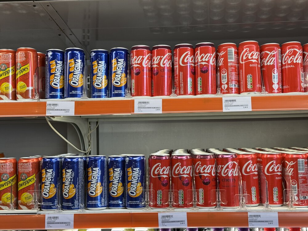 Canettes Orangina bleu et Coca-Cola Cherry — facing dense multi-variantes