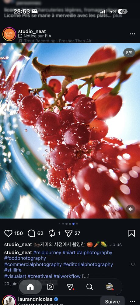 Grappe de raisin rouge éclaboussée de gouttelettes, ciel en fond