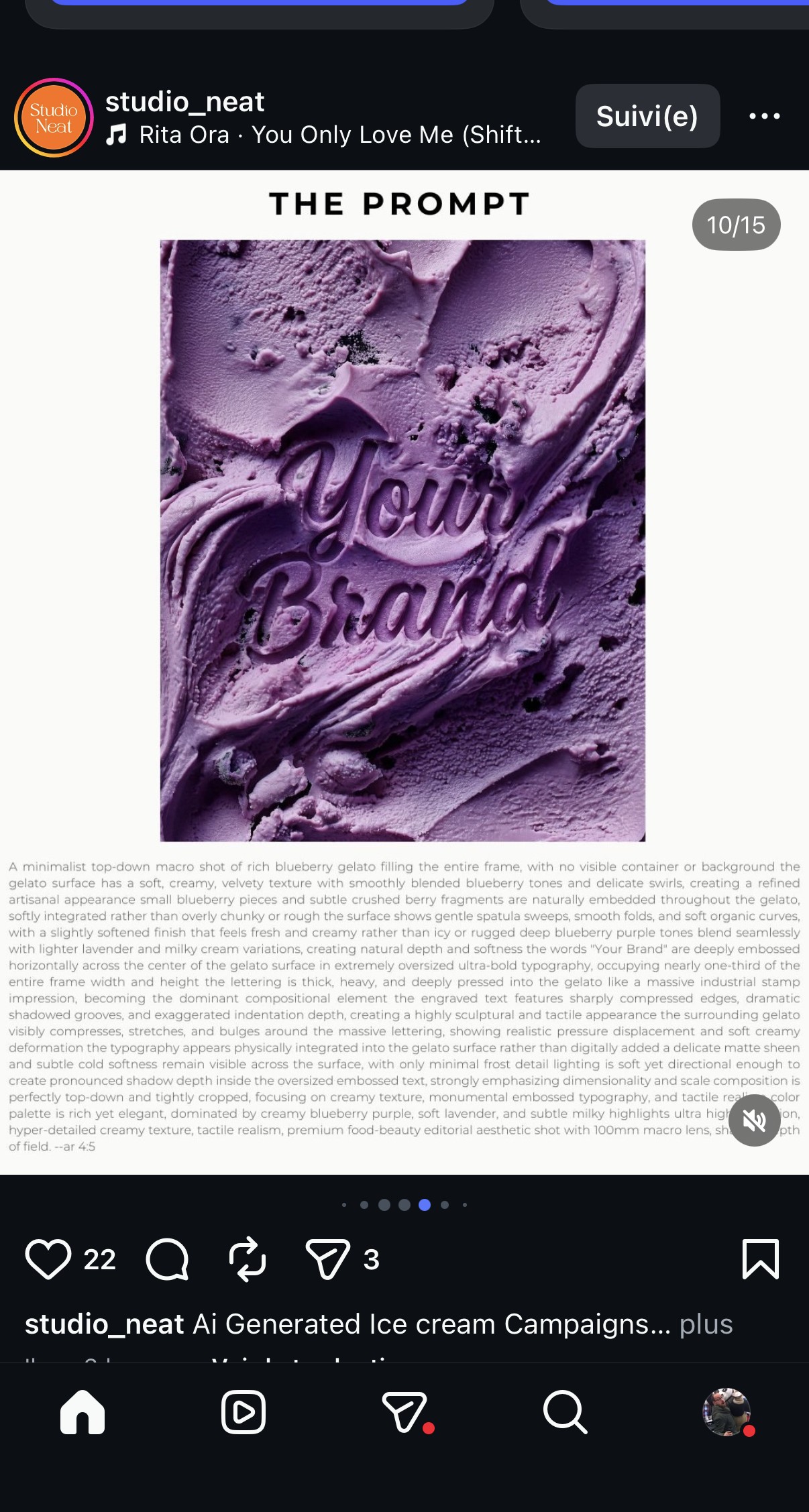 Slide 10/15 — gelato myrtille vue du dessus, texte « Your Brand » gravé en cursive dans la texture crémeuse, macro-photographie premium