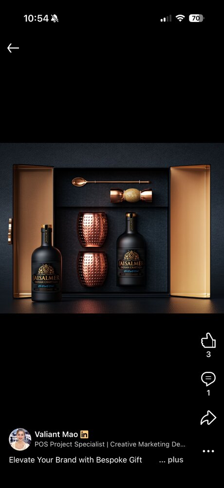 Coffret Vaisalme ouvert : bouteille, deux gobelets martelés cuivre, cuillère à cocktail