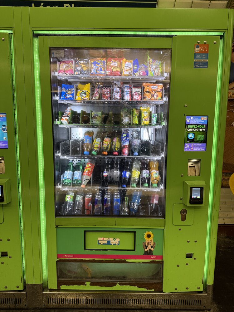 Distributeur lime vif « byfrance.com » — chips, confiseries, boissons, façade vitrée numérotée