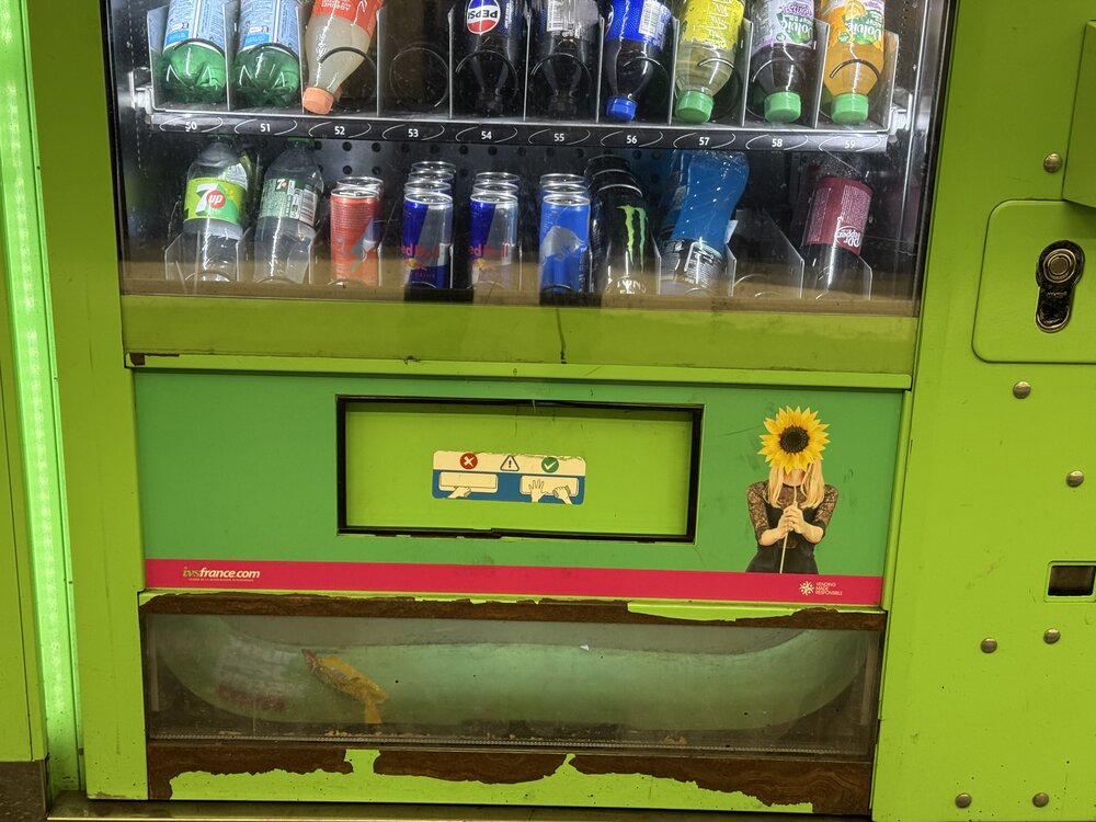Rayon confiseries/chips — Doritos, M&M's, Twix, Haribo, facing dense multicolore