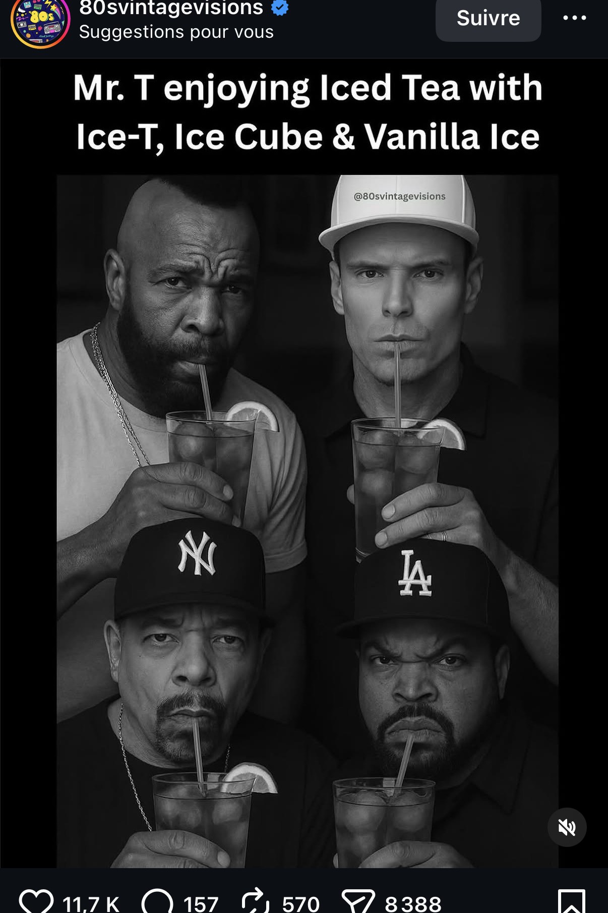 Portrait de groupe façon campagne premium noir et blanc : Mr. T, un mannequin casquette « 80svintagevisions », Ice-T (casquette NY) et Ice Cube (casquette LA), chacun sirotant un verre de thé glacé à la paille