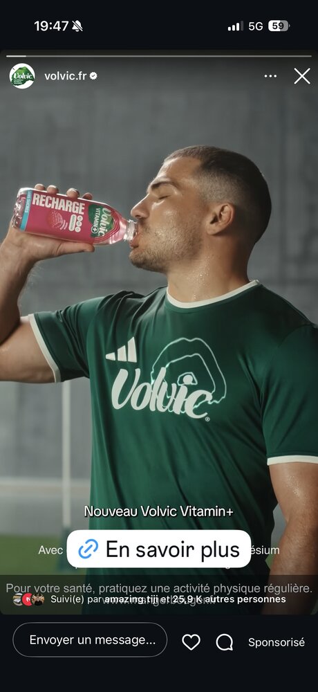 Footballeur buvant Volvic Recharge en tenue de sport