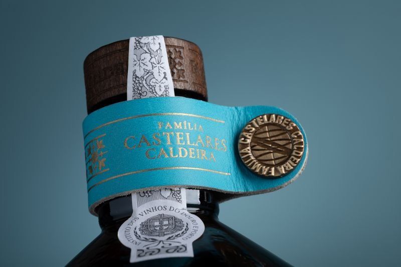 Packaging vin de Porto etiquette cuir bleu