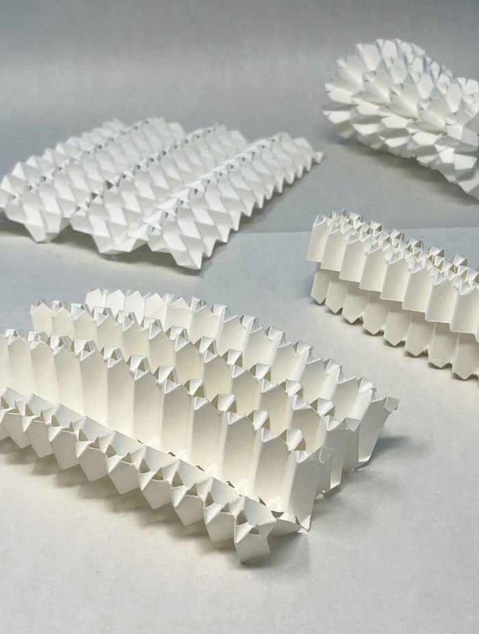 Le pliage Miura appliqué à l'emballage papier