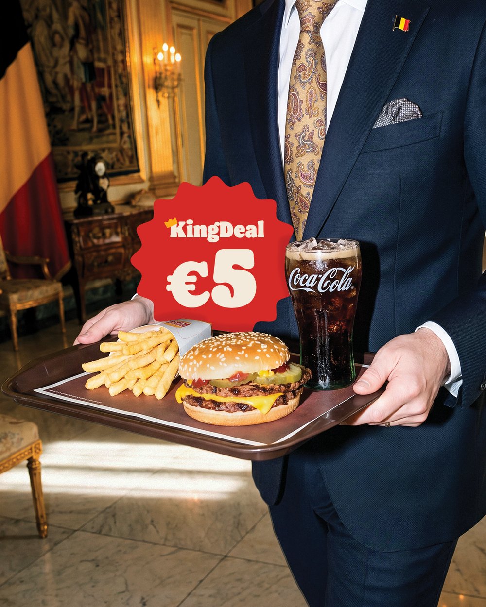 Burger King KingDeal €5 - plateau tenu par un homme en costume