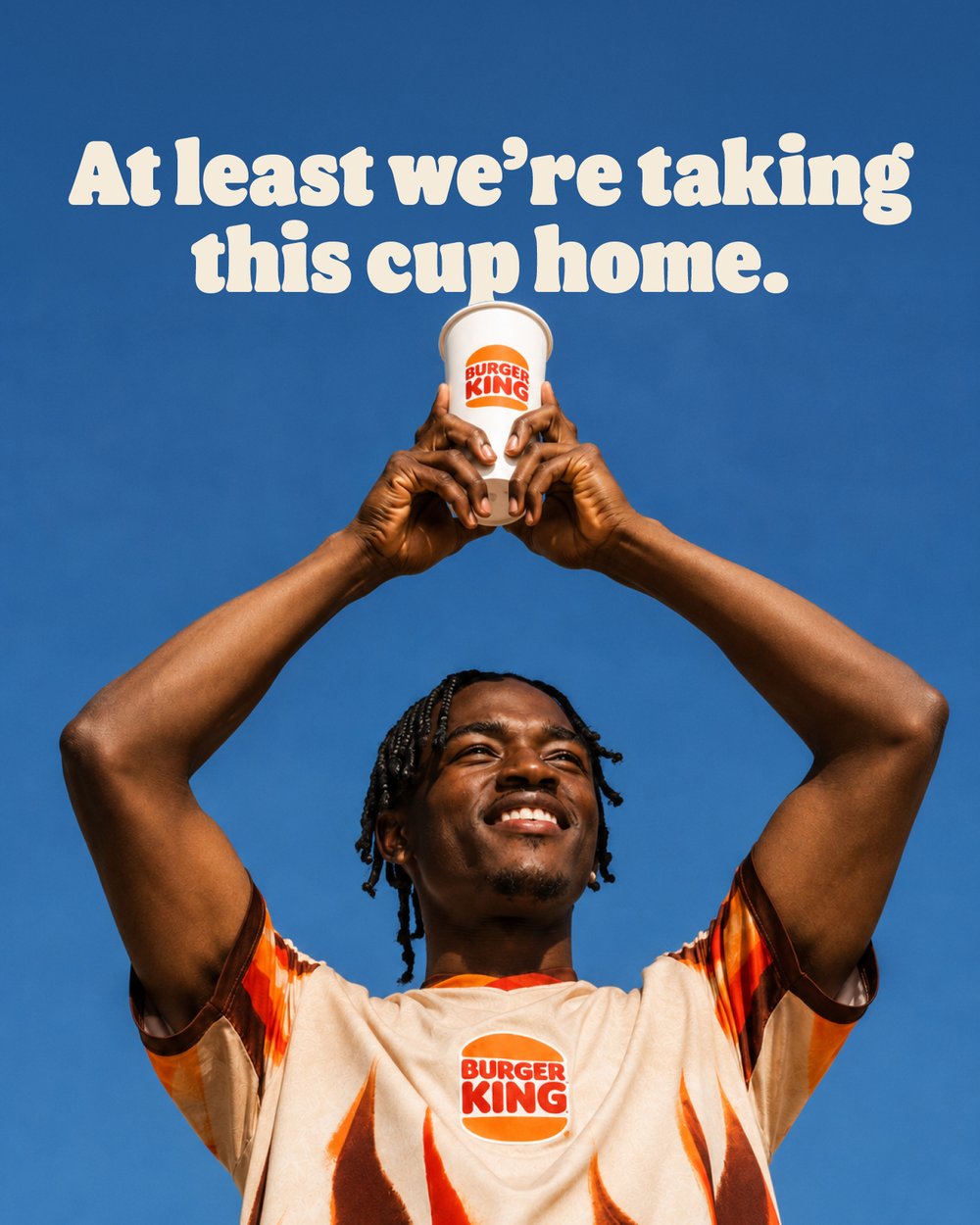 Burger King - homme tenant un gobelet Burger King dans le ciel