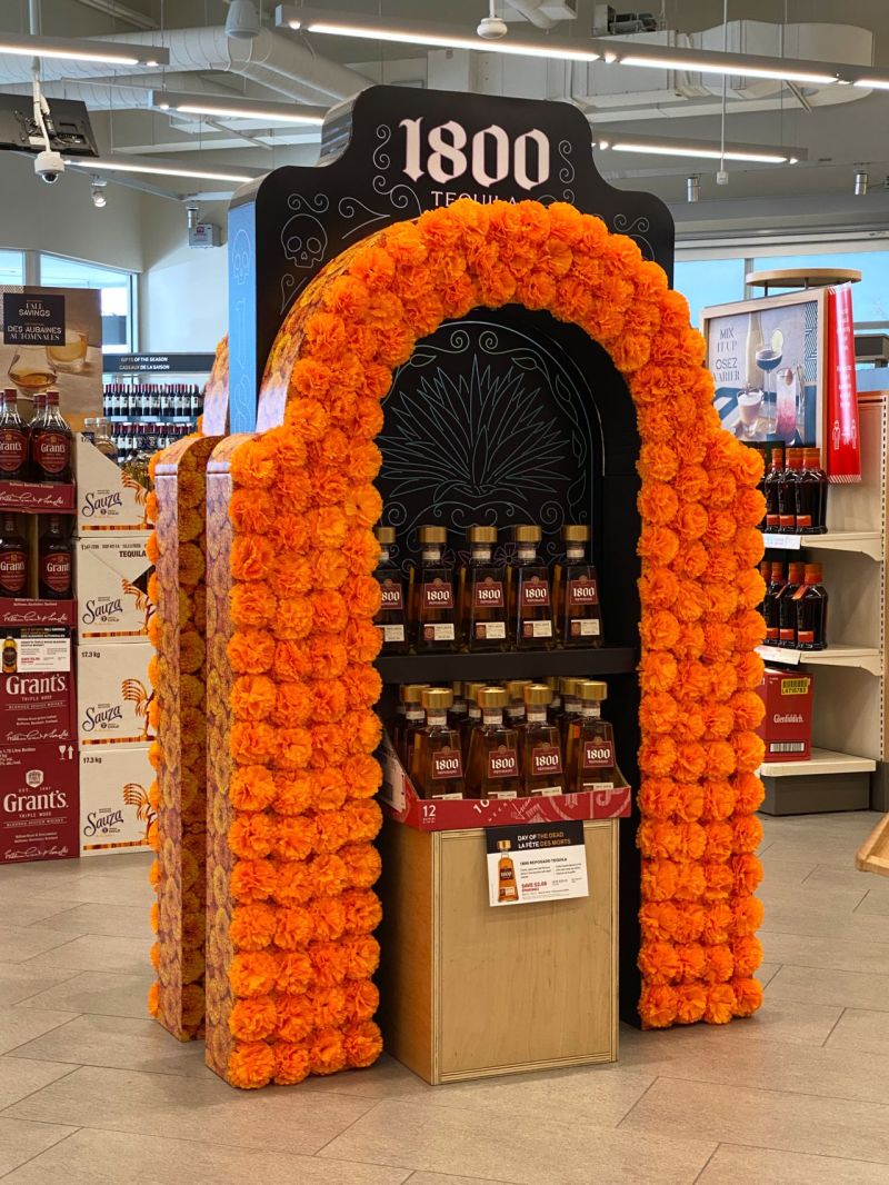 1800 Tequila — display Dia de los Muertos, arche de soucis (marigolds)