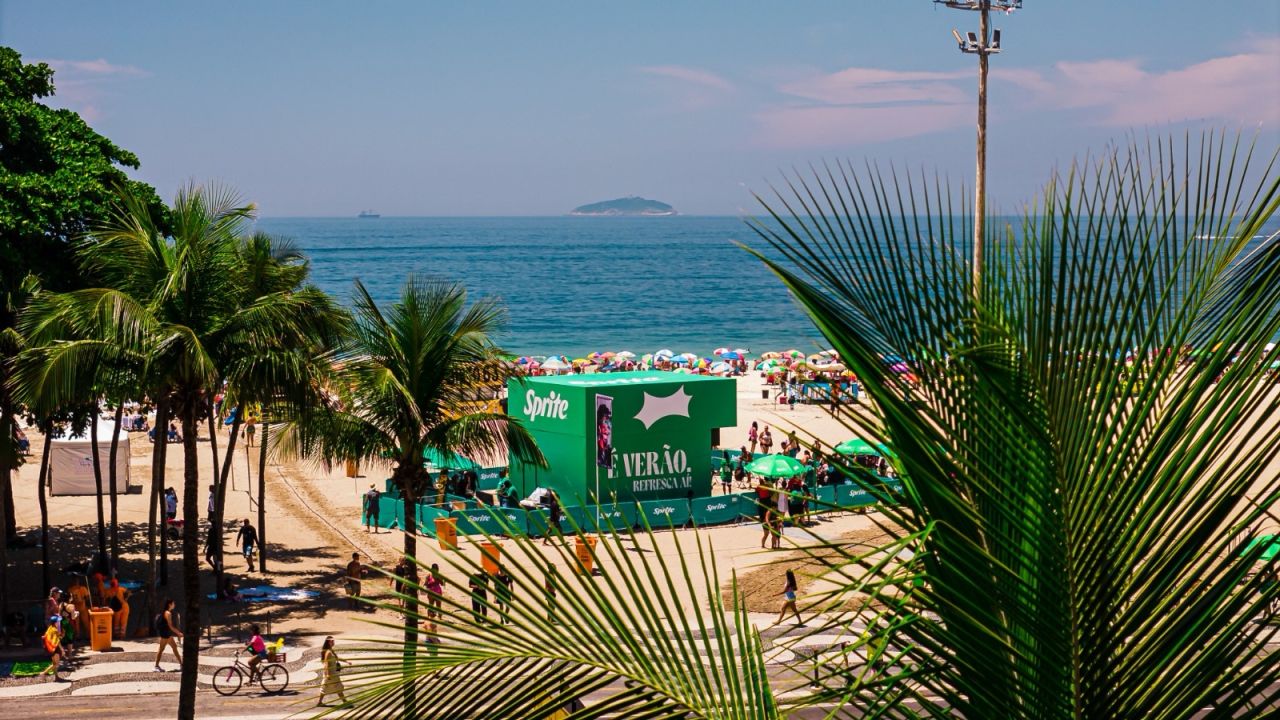 Sprite — chuveirões (douches rafraîchissantes) sur les plages brésiliennes