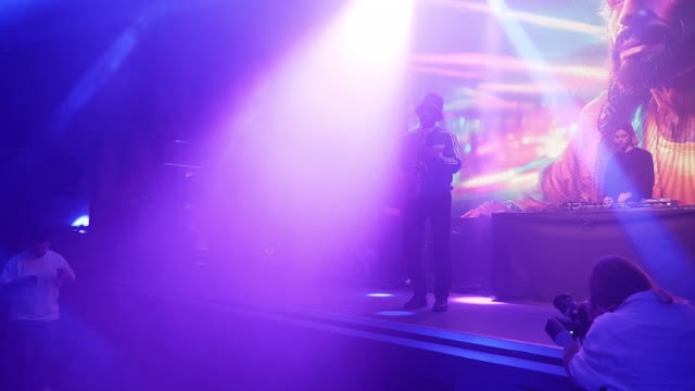 Image IA d'un concert avec public