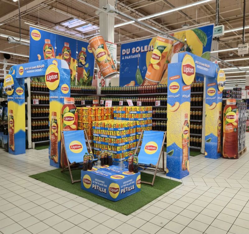 Opération Lipton remarquée à l'entrée d'un Auchan